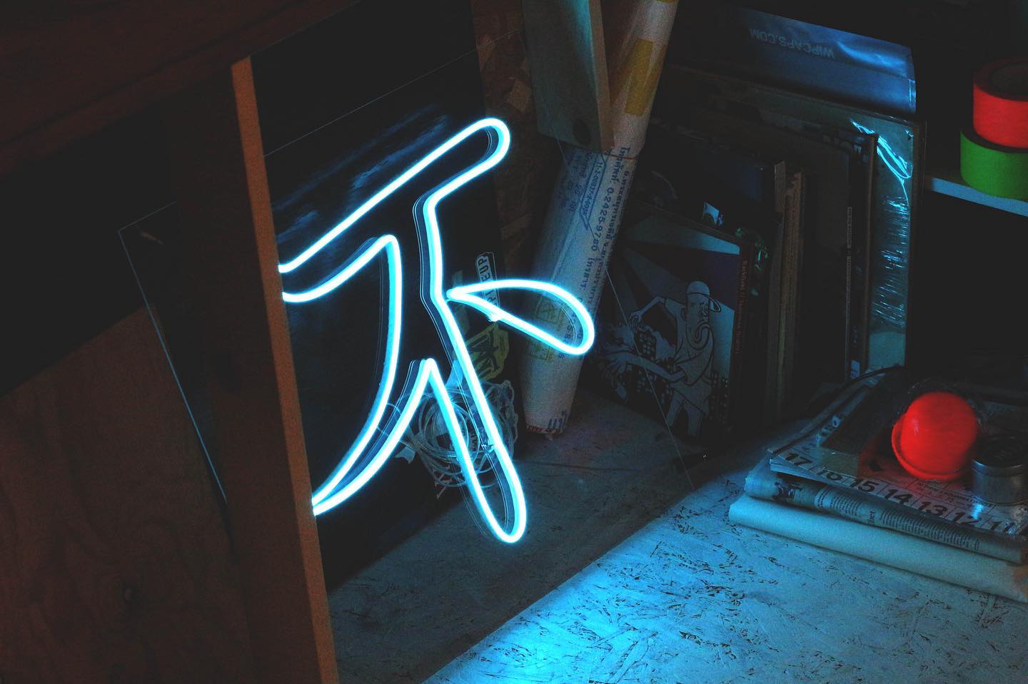 漢字一文字「不」のLEDネオンサイン制作事例｜福岡・ネオンアート