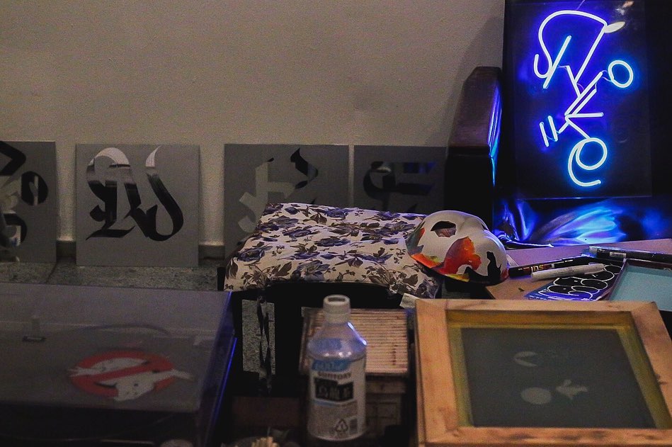 アーティストnyke氏のLEDネオンサイン制作事例｜福岡市・Art Space Tetra個展用ネームサイン