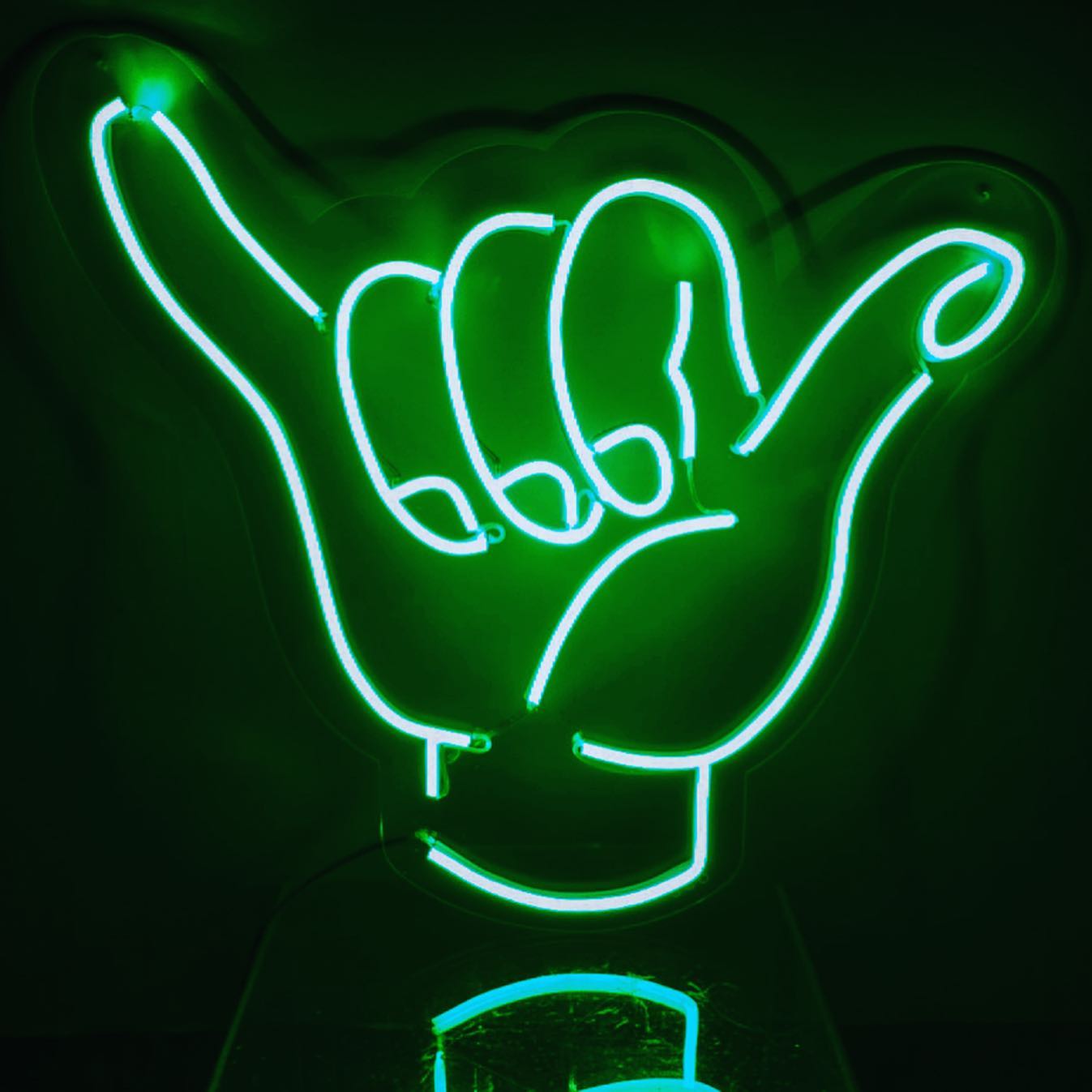 東京・品川のストリートブランド様 ハンドサイン「シャカ」のLEDネオンサイン制作事例｜東京・アパレル