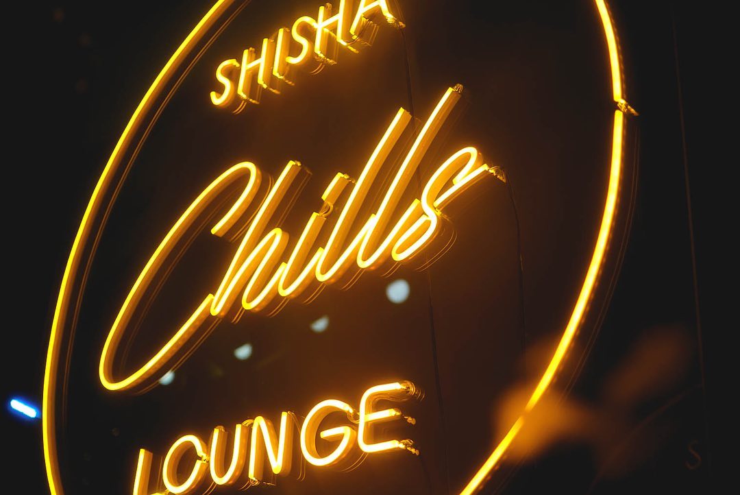 SHISHA LOUNGE CHILLS（チルズ）様のLEDネオンサイン制作事例｜福岡・上人橋通りのシーシャラウンジ