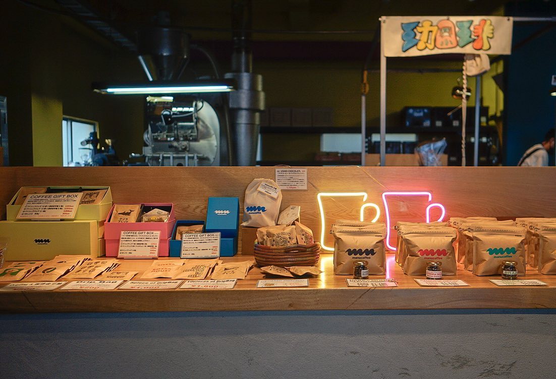 manu coffee（マヌコーヒー）クジラ店のLEDネオンサイン制作事例｜福岡市・カフェ