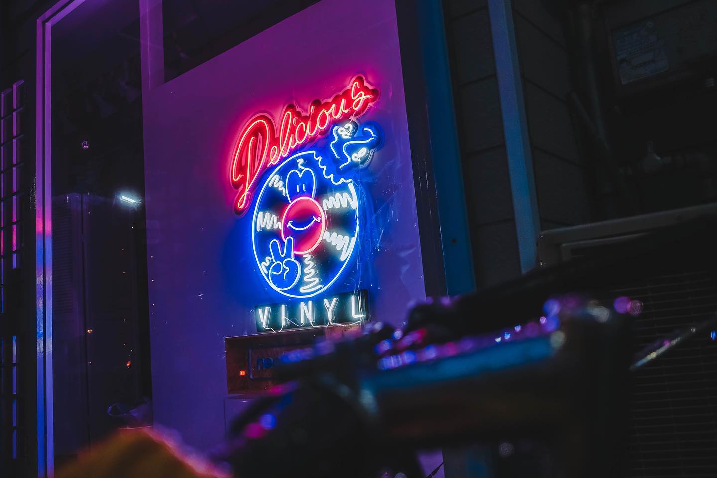 cookdissizit × Delicious Vinyl 展示会のためのLEDネオンサイン制作事例｜アート・展示会
