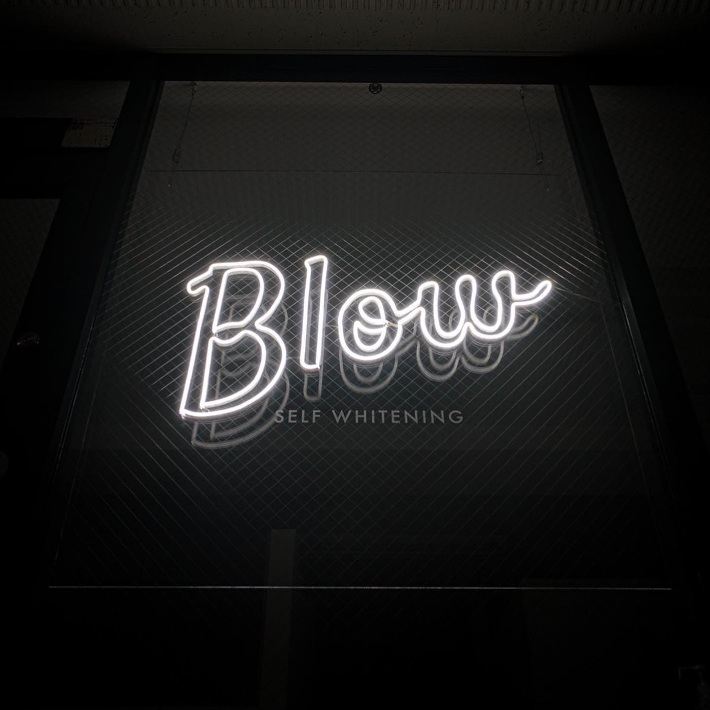 セルフホワイトニングサロン様のLEDネオンサイン制作事例｜白く灯る筆記体ロゴ「Blow」
