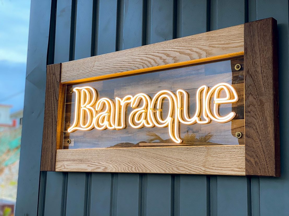 BARAQUE（バラック）様のLEDネオンサイン制作事例｜沖縄・石垣島