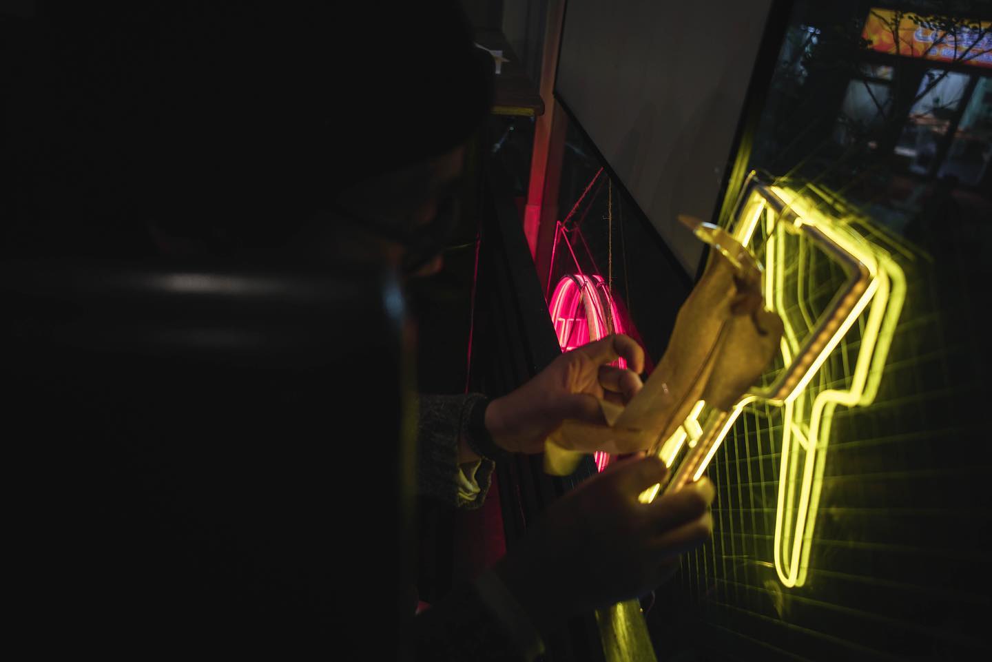 鉄板屋ばさろ 西新店様のLEDネオンサイン
