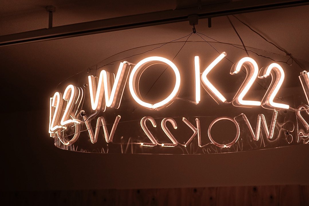 WOK22のLEDネオンサイン制作事例｜福岡・アーティストのサークル型ロゴ