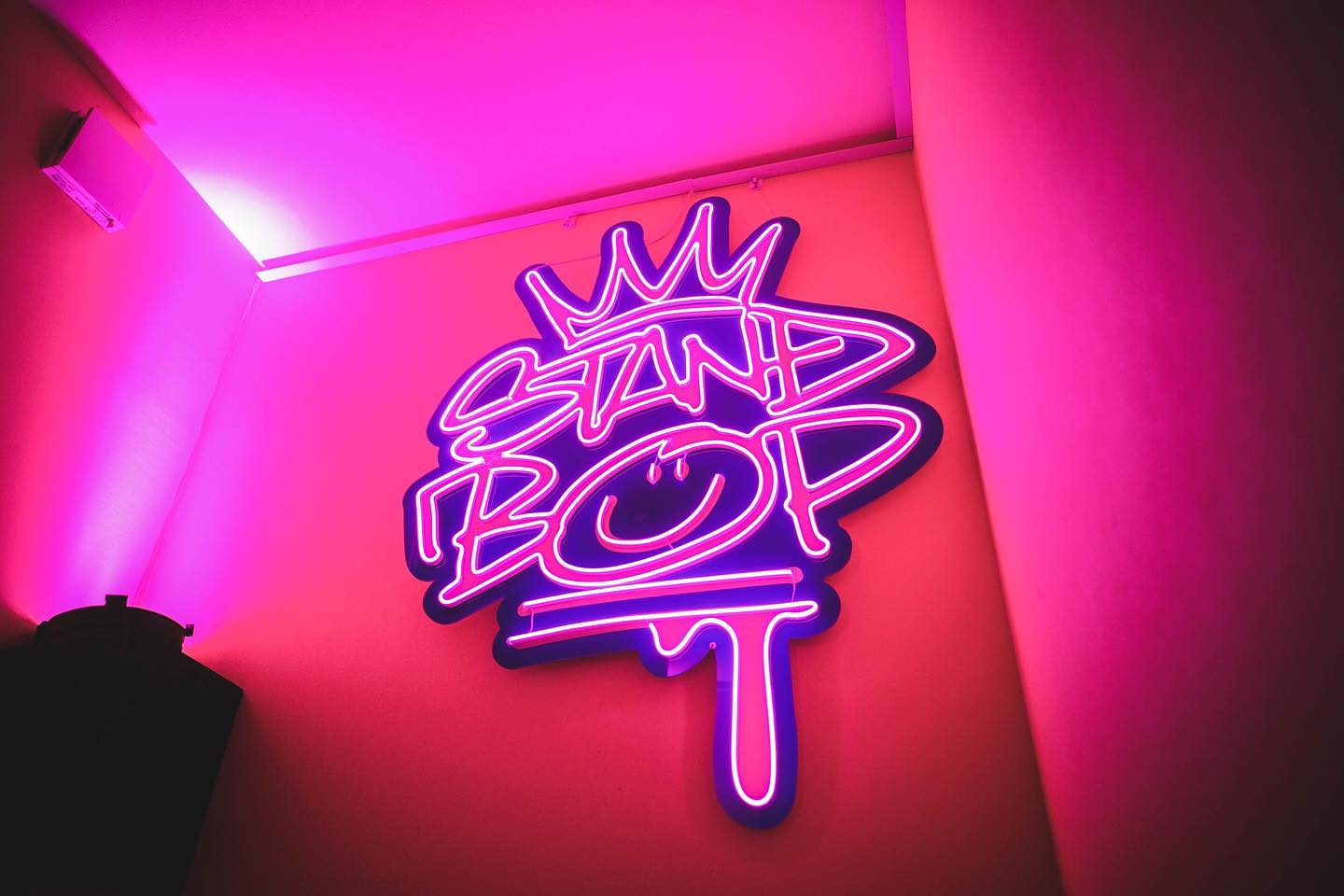 STAND BOP（福岡・親不孝通り）のグラフィティロゴをLEDネオンサインで