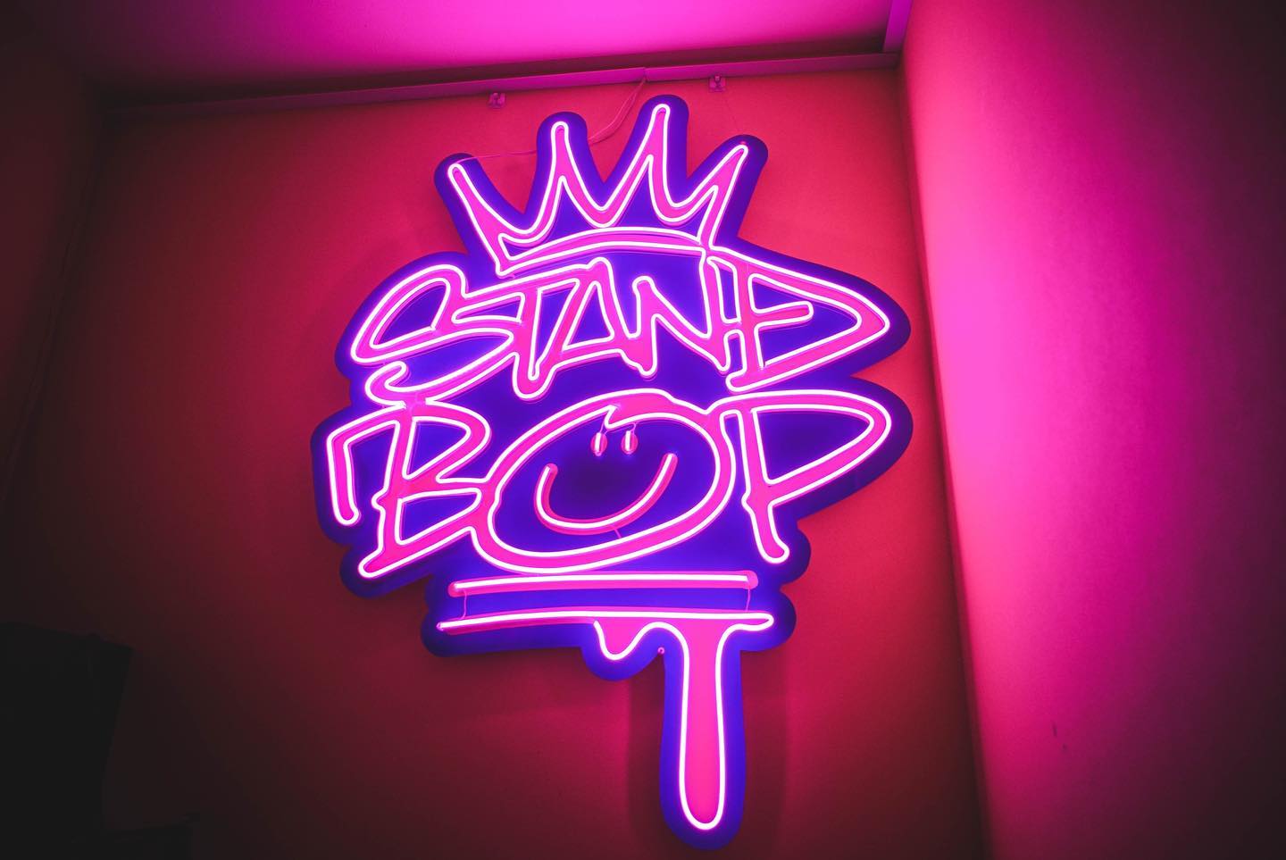 STAND BOP（福岡・親不孝通り）のグラフィティロゴをLEDネオンサインで