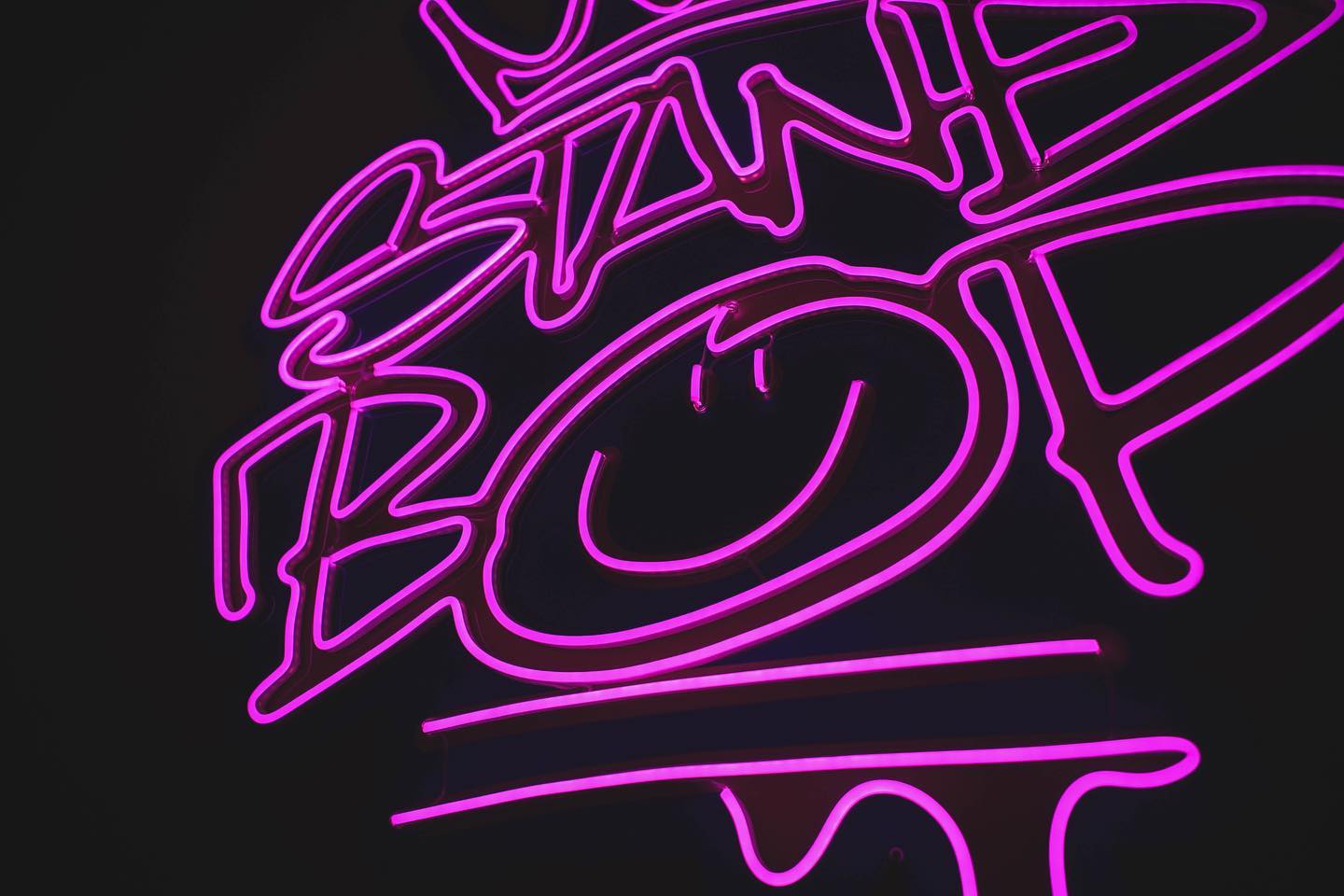 STAND BOP（福岡・親不孝通り）のグラフィティロゴをLEDネオンサインで