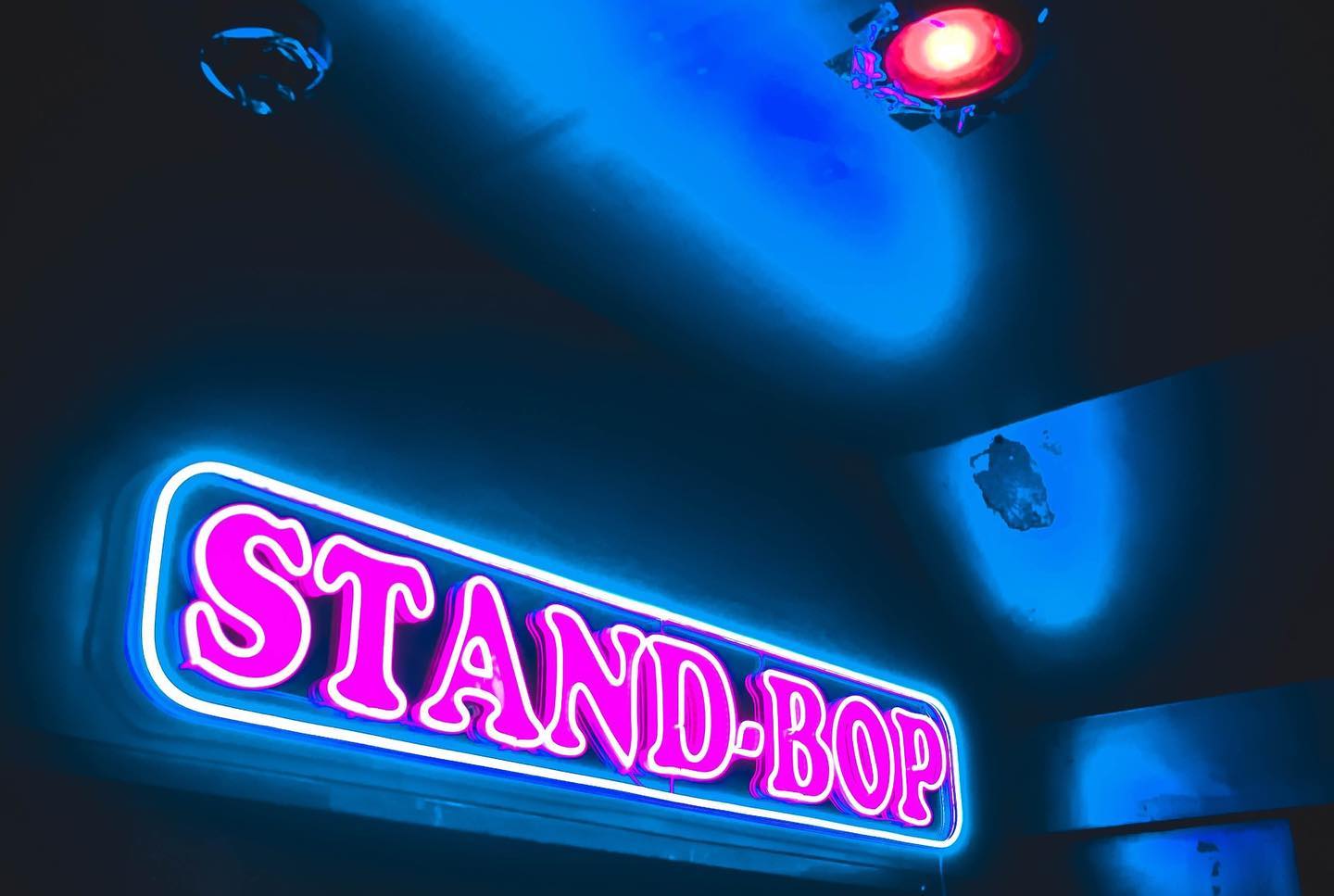 STAND BOP OGロゴのLEDネオンサイン制作事例｜福岡・親不孝通りのバー