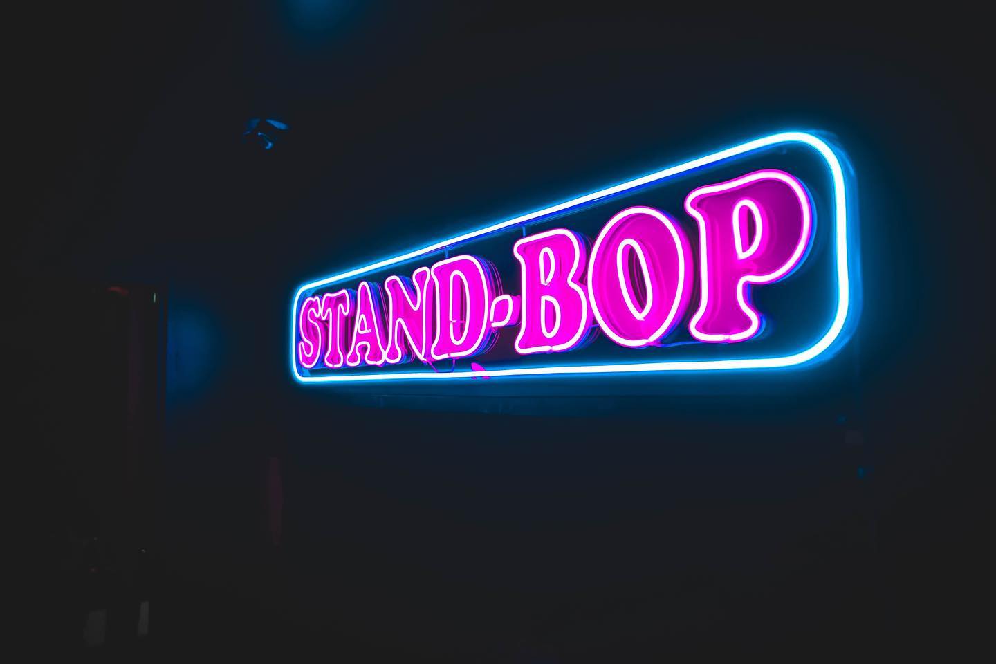 STAND BOP OGロゴのLEDネオンサイン制作事例（福岡・親不孝通り）