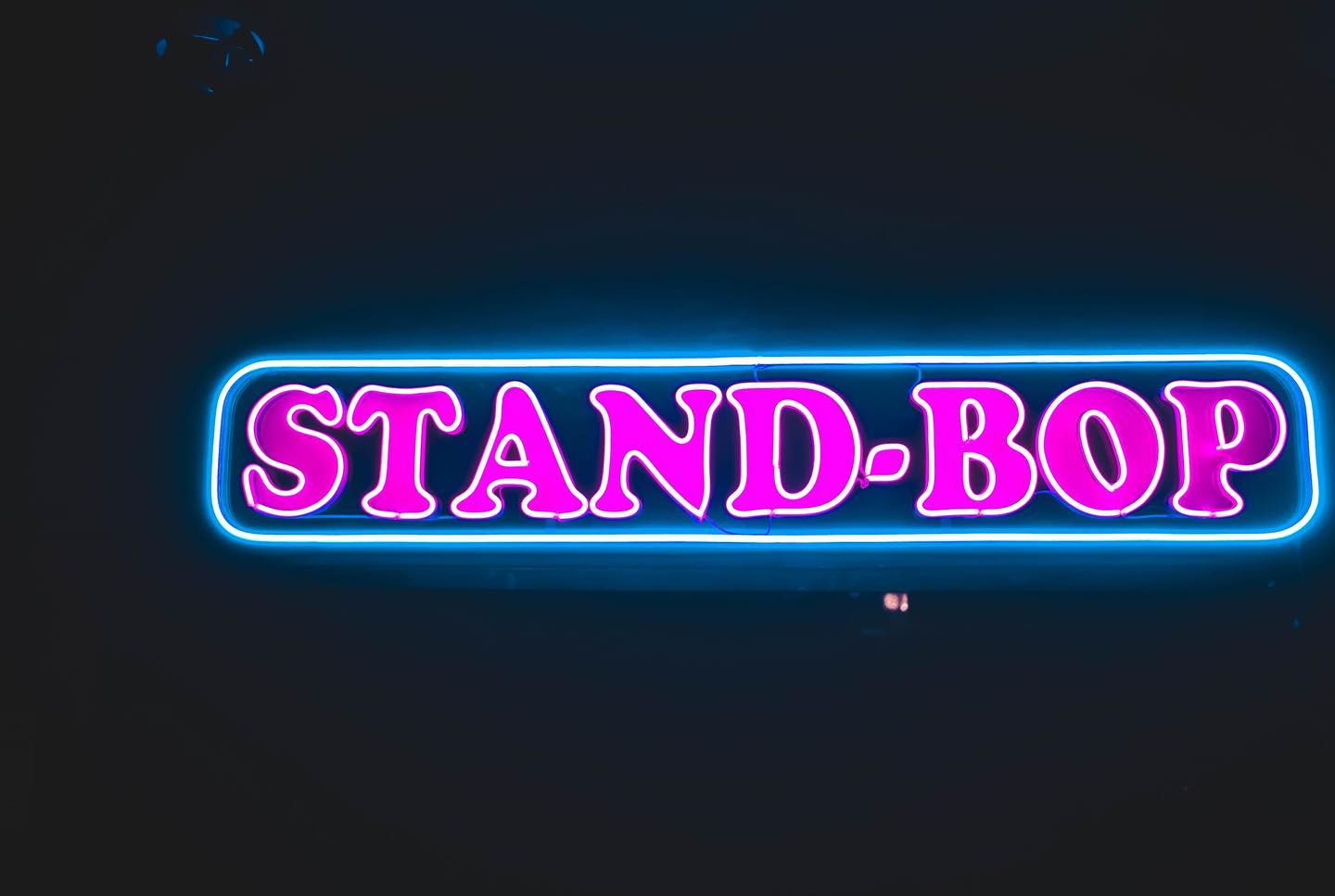 STAND BOP OGロゴのLEDネオンサイン制作事例（福岡・親不孝通り）