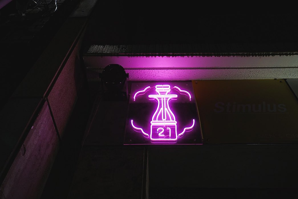 福岡市天神のシーシャカフェ＆バー様のLEDネオンサイン制作事例