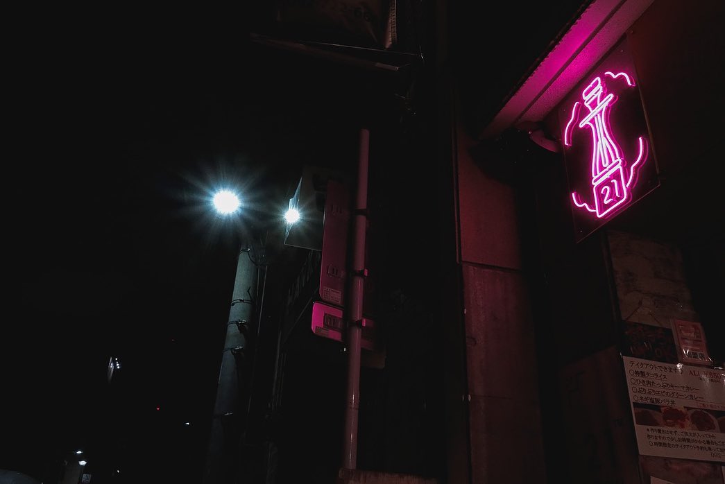 福岡市中央区天神のシーシャカフェ・バー様のLEDネオンサイン制作事例