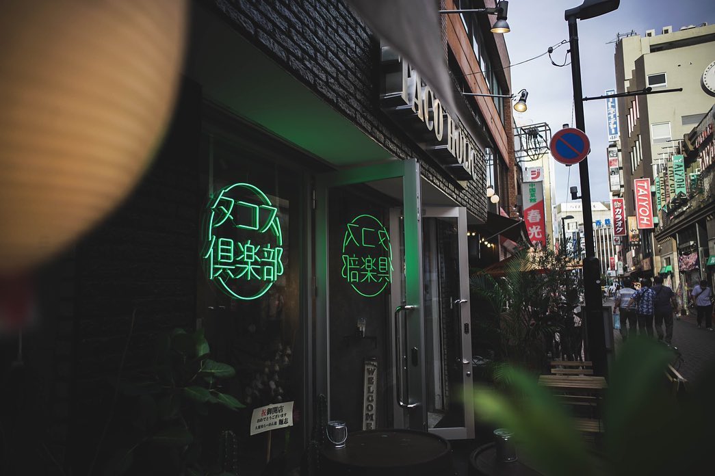TACO HOLICのLEDネオンサイン制作事例｜久留米一番街・タコス店