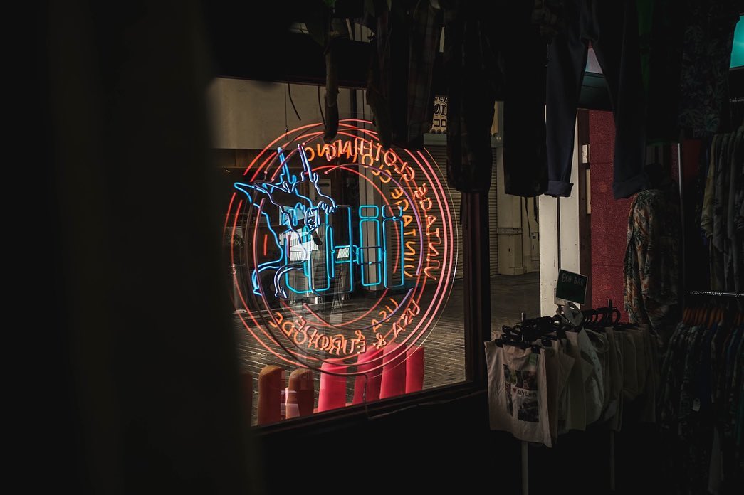 久留米市の古着屋様のLEDネオンサイン制作事例