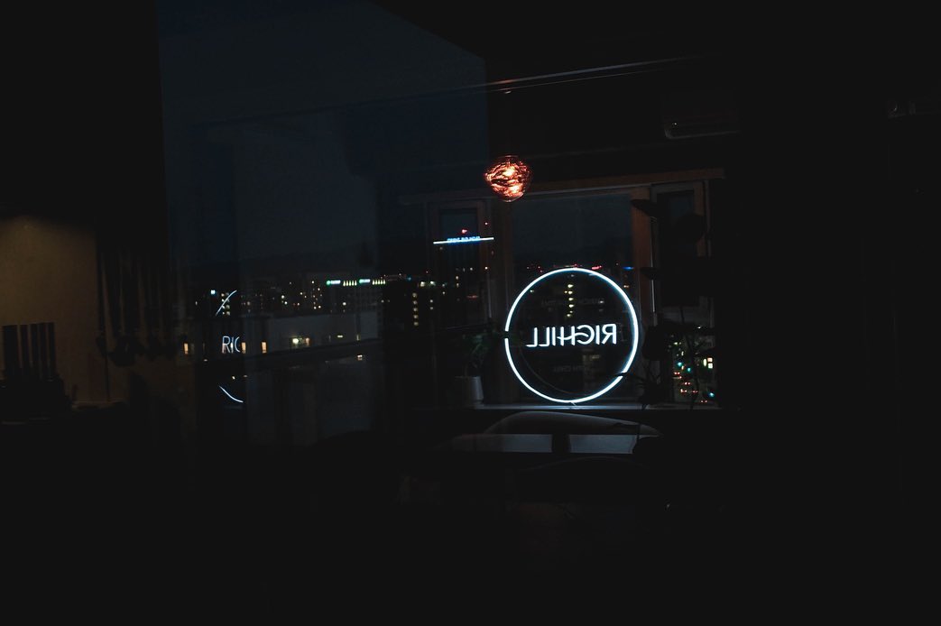 福岡市内のプライベートルーフトップサウナ様のLEDネオンサイン制作事例