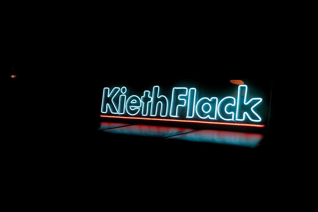 Kieth Flack（キースフラック）のLEDネオンサイン制作事例｜福岡・親不孝通りのライブハウス