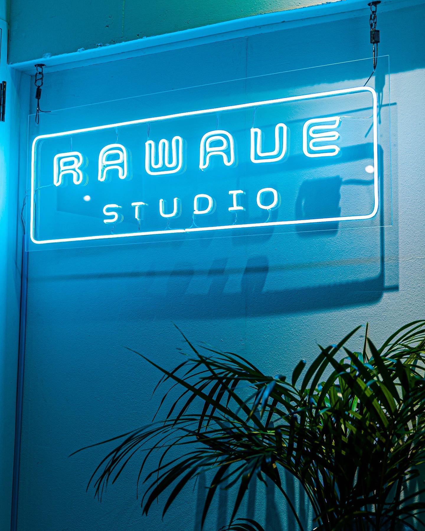 RAWAVE STUDIOのLEDネオンサイン制作事例｜福岡・撮影スタジオ