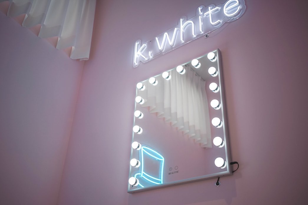 福岡市のセルフホワイトニングサロン様 施術ルームのLEDネオンサイン制作事例