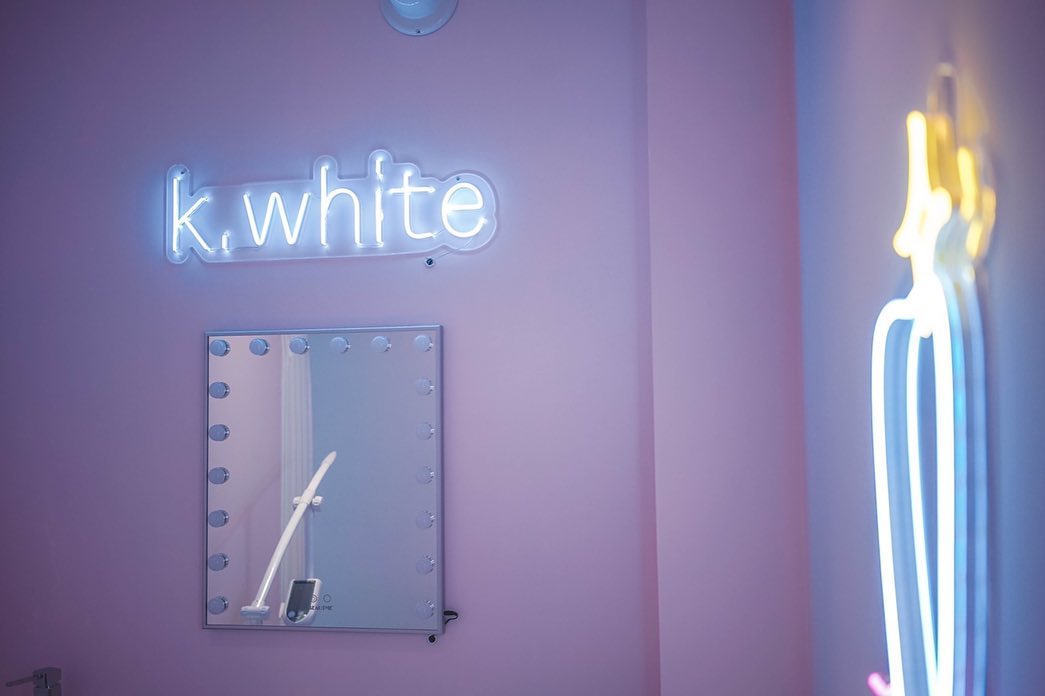 福岡市のセルフホワイトニングサロン様の施術ルームを彩るLEDネオンサイン