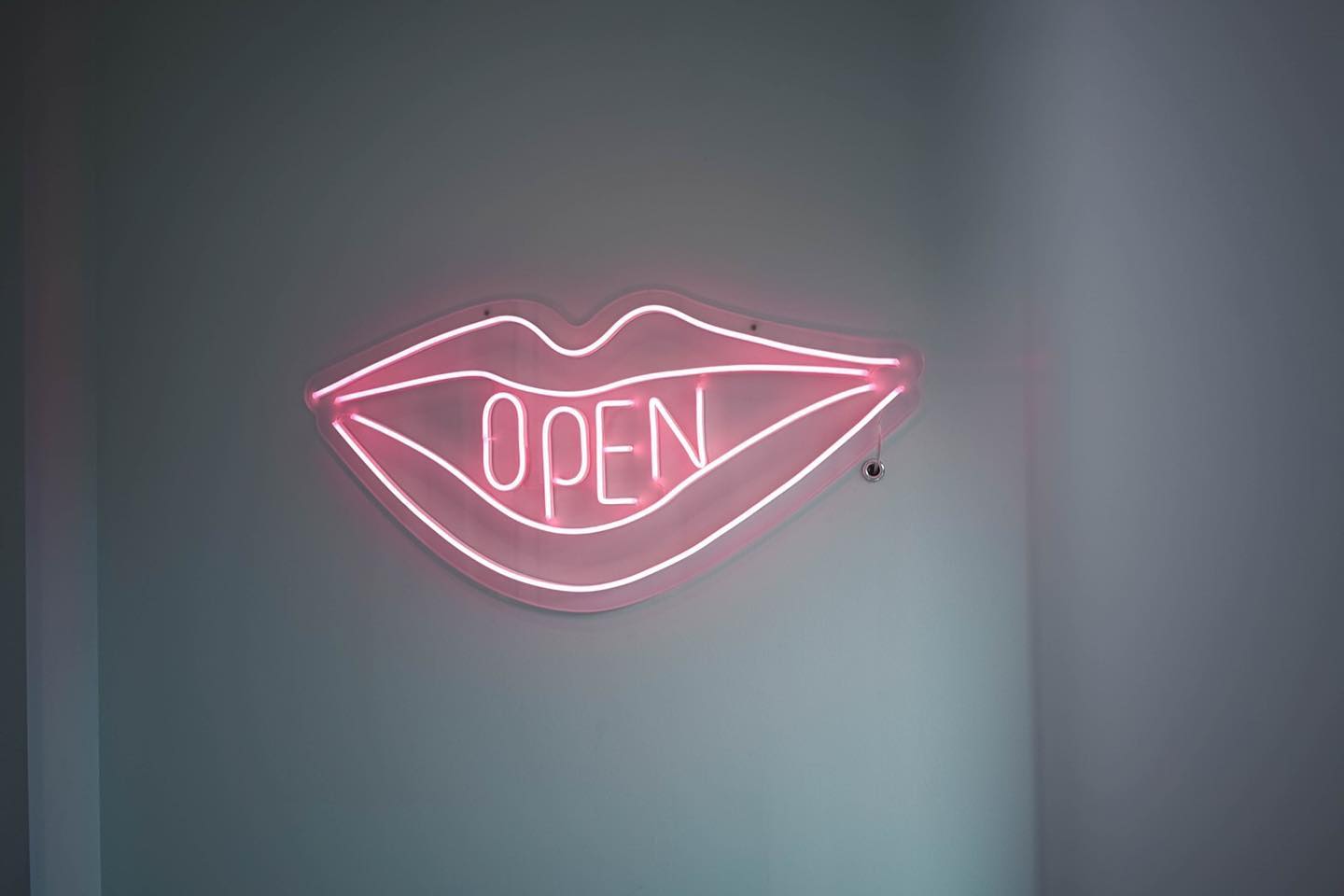 福岡市のセルフホワイトニングサロン様のLEDネオンサイン制作事例｜OPENサイン