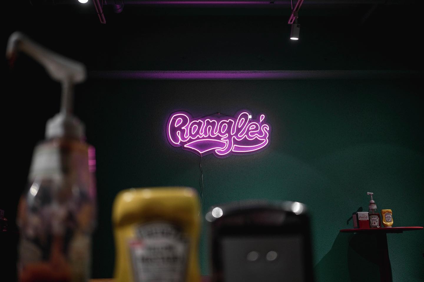 RANGLES BURGER（長崎市・浜口町）のLEDネオンサイン制作事例｜ハンバーガー店