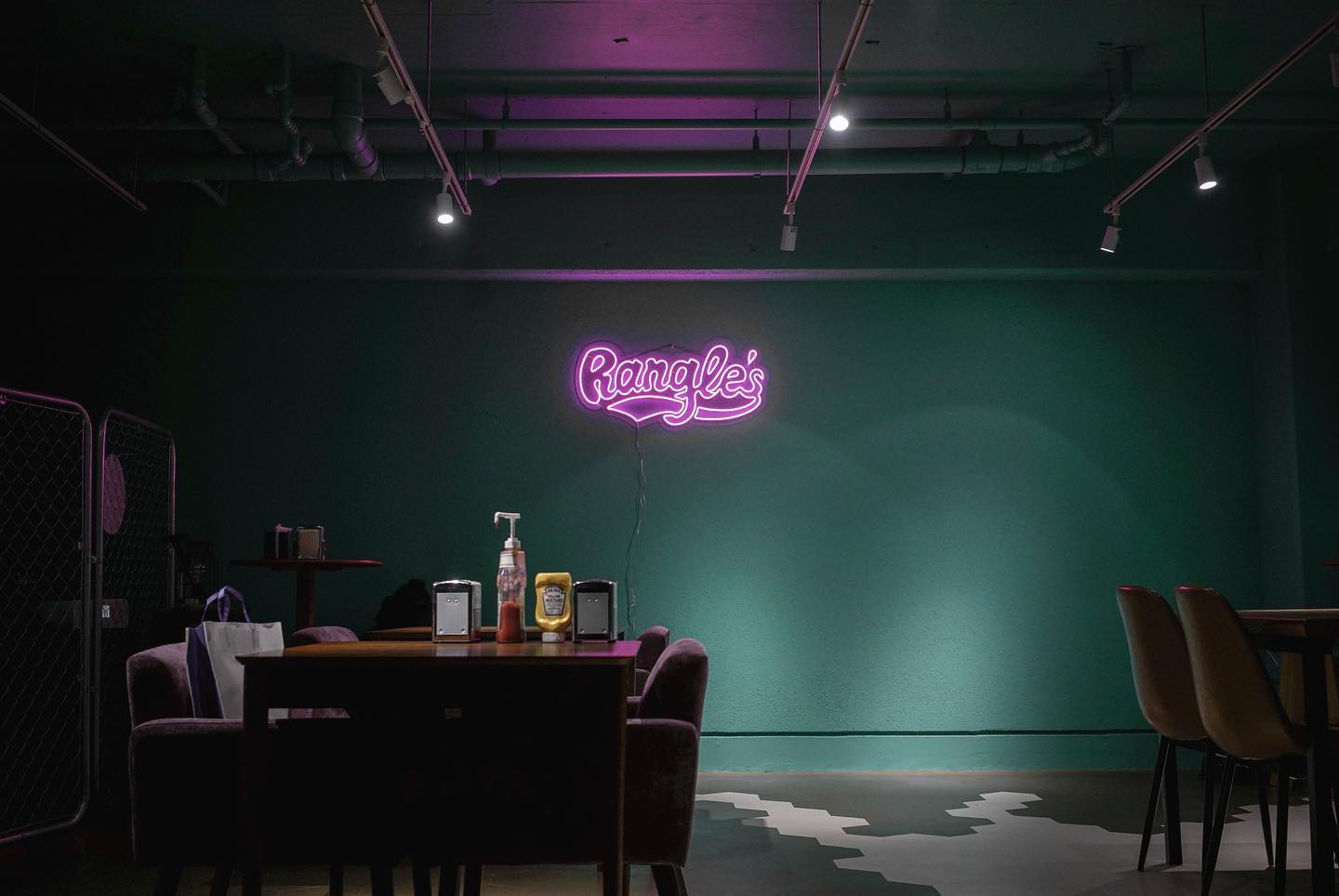 RANGLES BURGER(長崎市・浜口町)のLEDネオンサイン制作事例