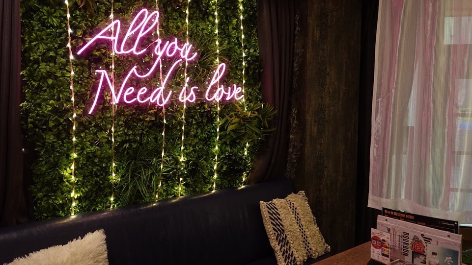 LAMP SQUARE（ランプスクエア）の店内を彩る「All you Need is love」ネオンサイン