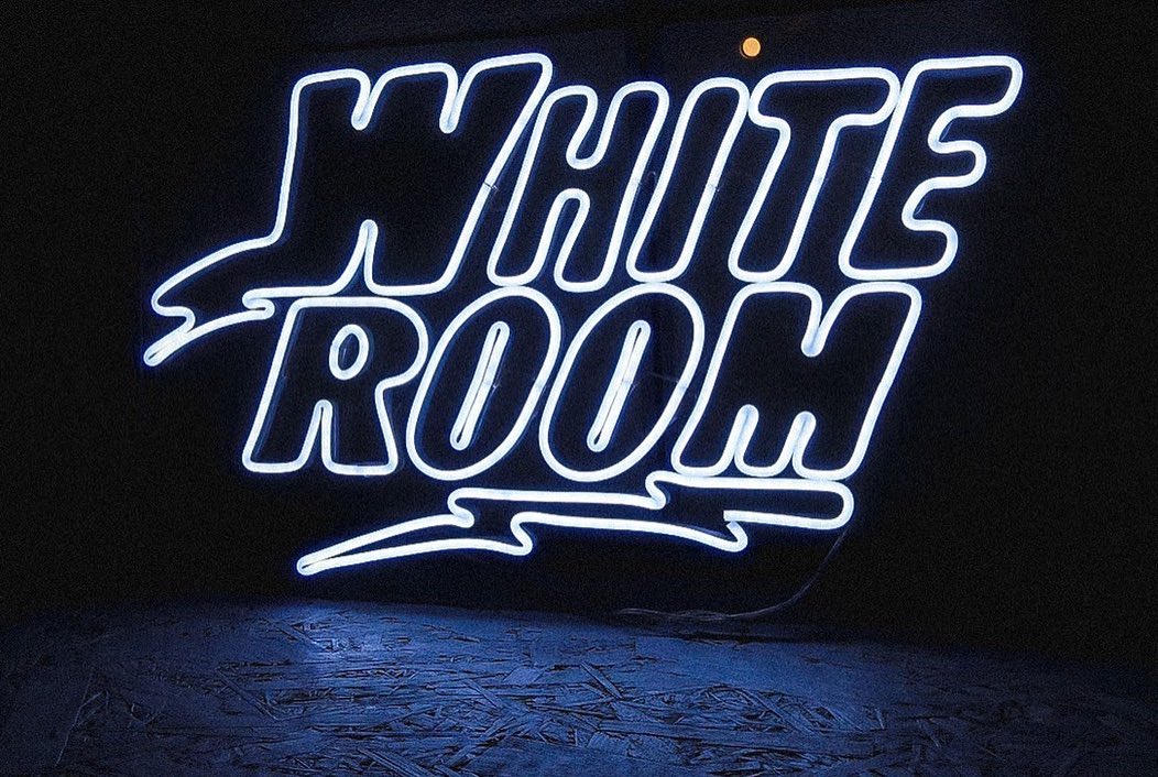 BAR WHITE ROOM（札幌）のLEDネオンサイン制作事例｜札幌・バー