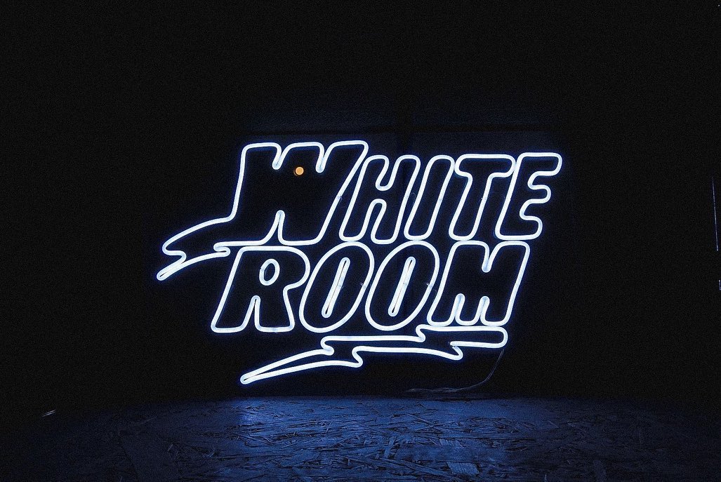 BAR WHITE ROOM(札幌)のLEDネオンサイン制作事例