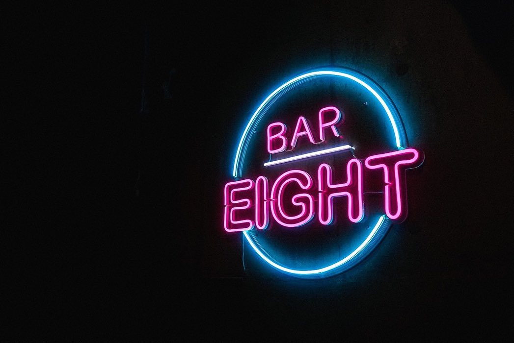 LADIES BAR EIGHT様のLEDネオンサイン制作事例｜福岡市早良区・飯倉のレディースバー
