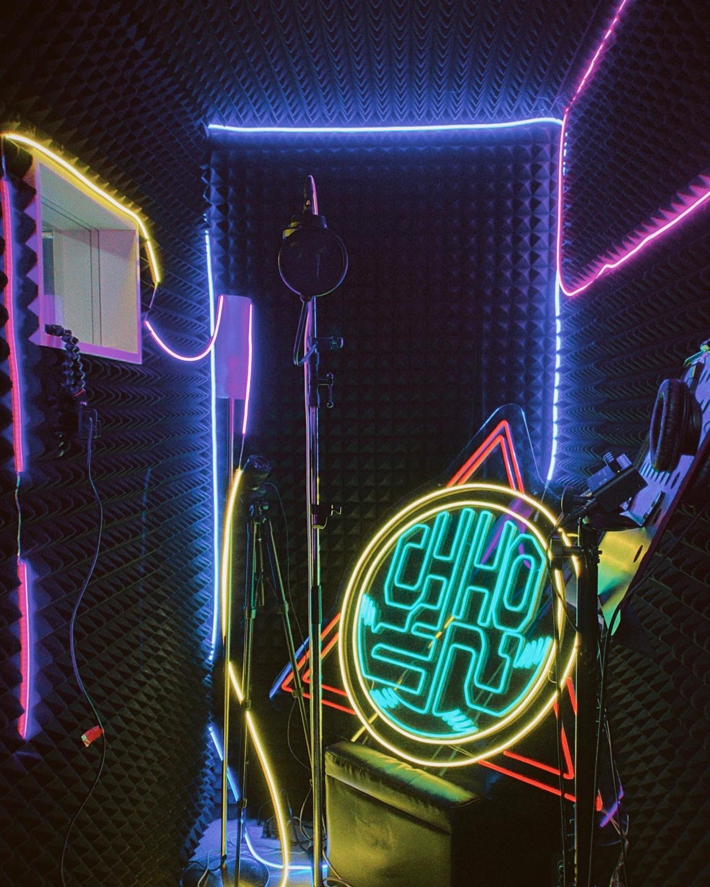 レゲエアーティスト CHEHON のLEDネオンサイン制作事例｜大阪・ステージ装飾