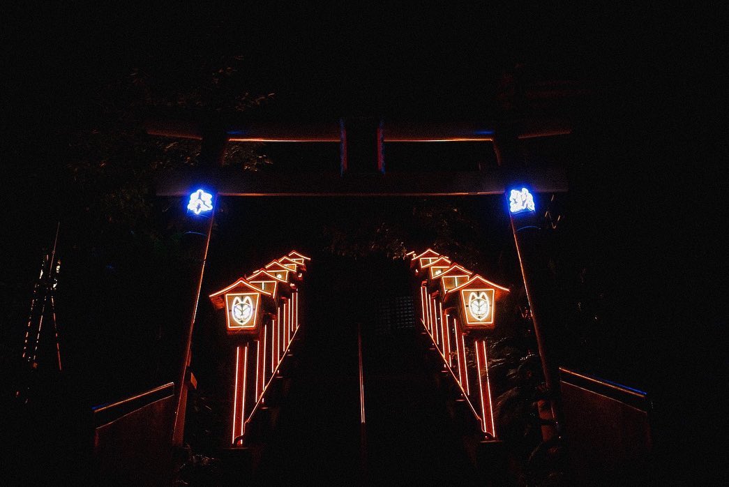 中司孫太郎稲荷神社「サイバー神社」のLEDネオンサイン制作事例｜福岡市西公園・神社