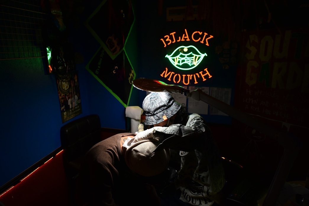 BLACK MOUTH（NAGASAKI TATTOO STUDIO）のLEDネオンサイン制作事例｜長崎市・タトゥースタジオ