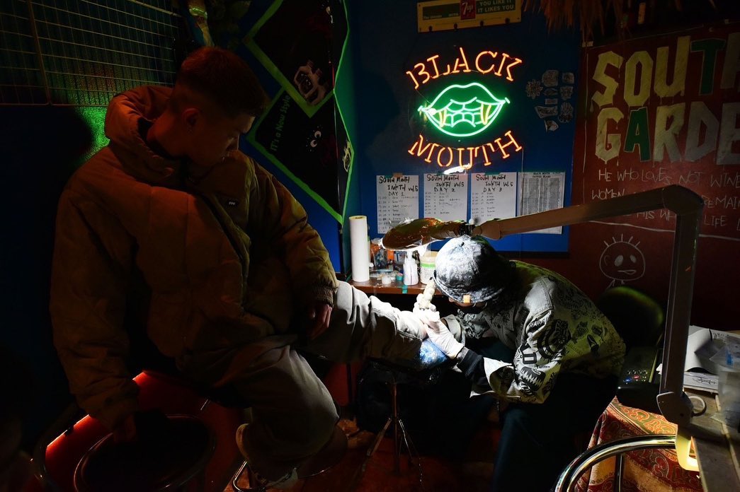 BLACK MOUTH（NAGASAKI TATTOO STUDIO）のLEDネオンサイン