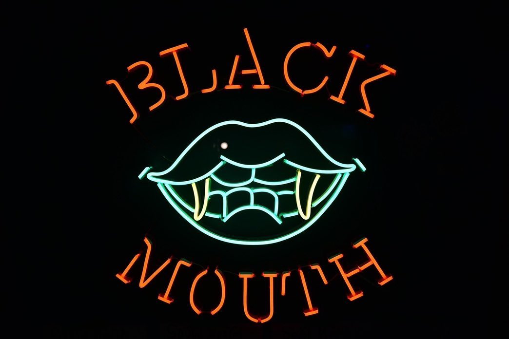 BLACK MOUTH（NAGASAKI TATTOO STUDIO）のLEDネオンサイン