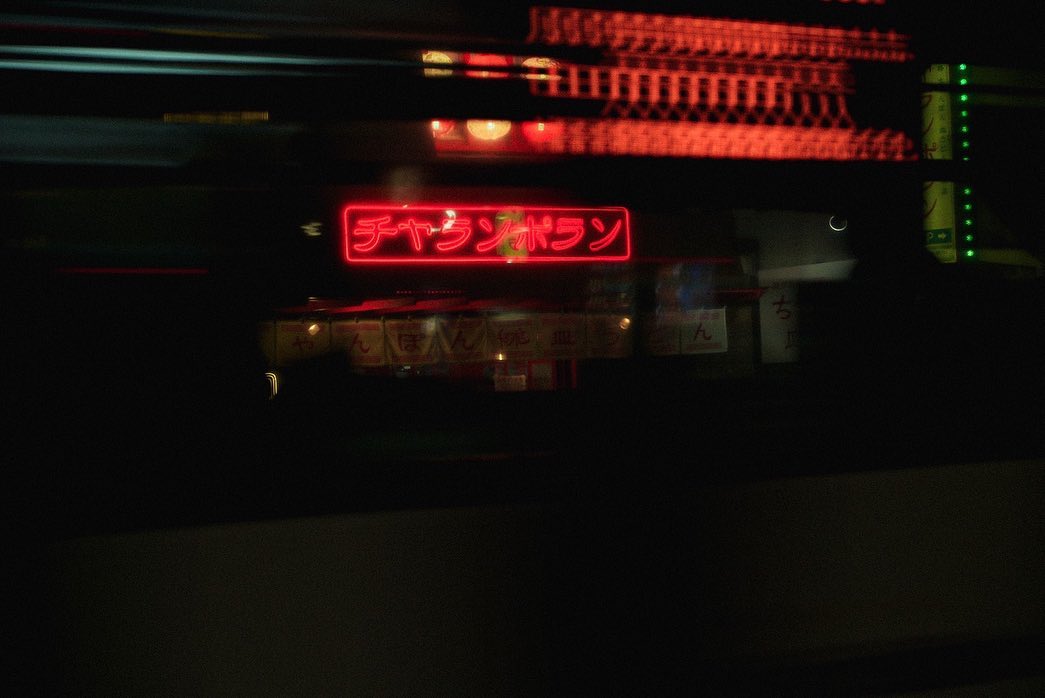 チャランポランのちゃんぽんに灯る、店内を彩るLEDネオンサイン