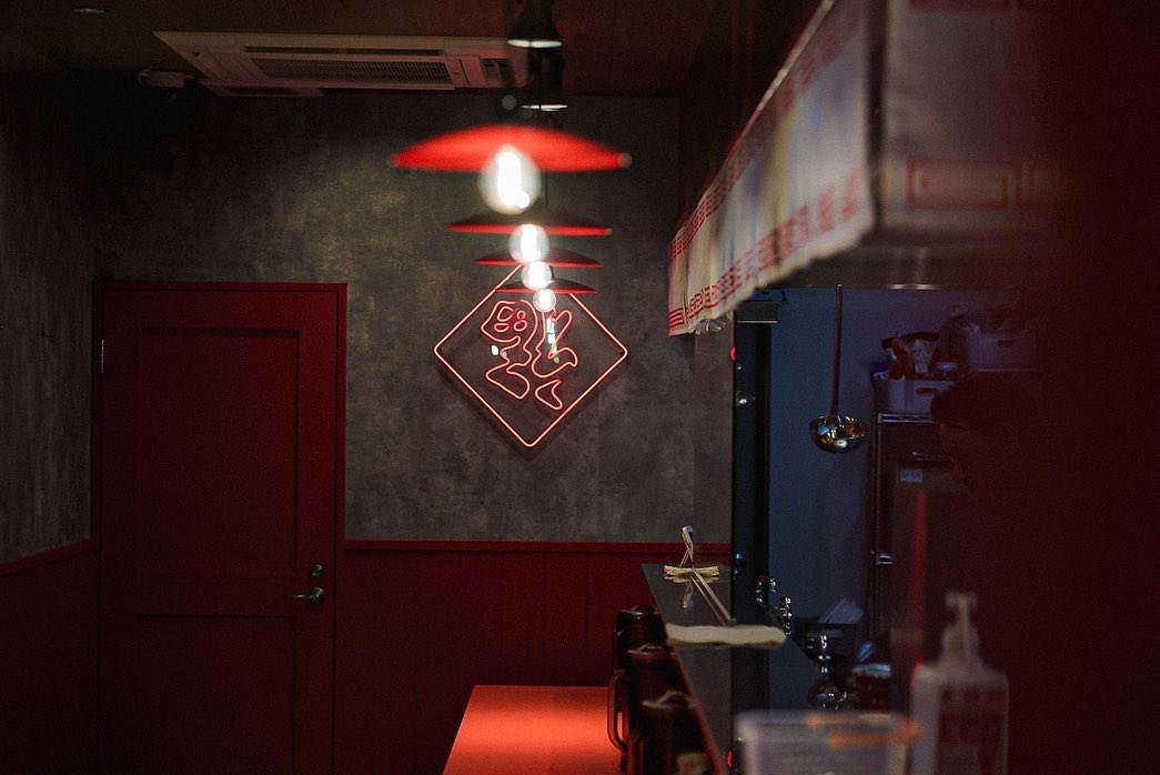 チャランポランのちゃんぽん店を彩る「福」のLEDネオンサイン
