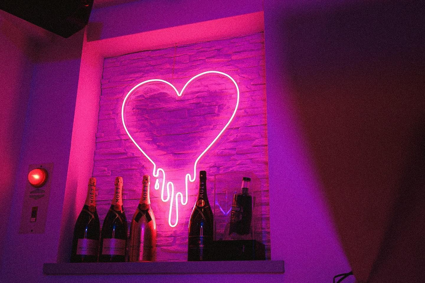 l4l -ルシエル-（中洲アミューズメントバー）店内のLEDネオンサイン制作事例｜福岡市博多区