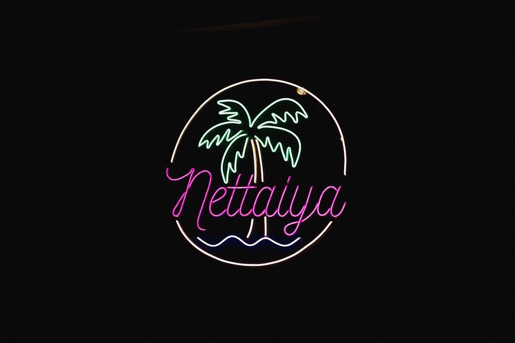 熱帯夜(中洲のバー)の店内を彩る、南国モチーフのLEDネオンサイン
