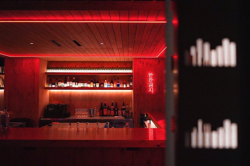 MUSIC BAR SIDE:K（西中洲）店内を彩るハングルネオン