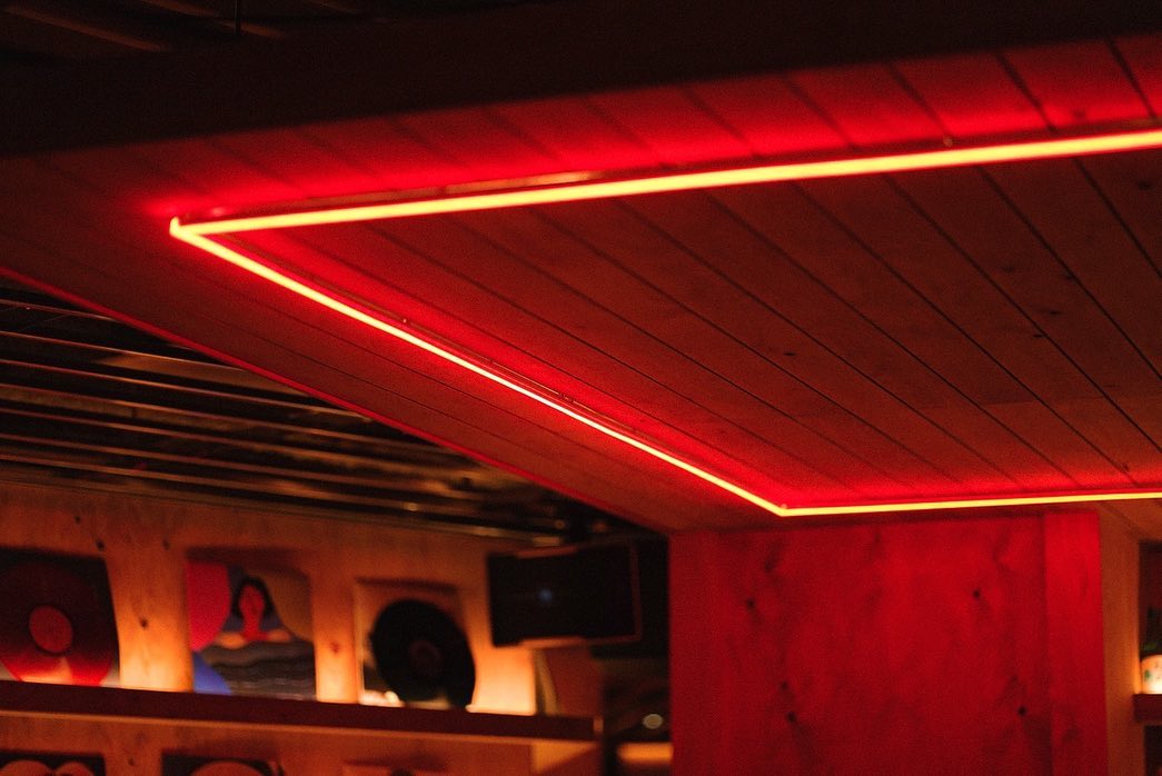 MUSIC BAR SIDE:K（西中洲）店内を彩るハングルネオン