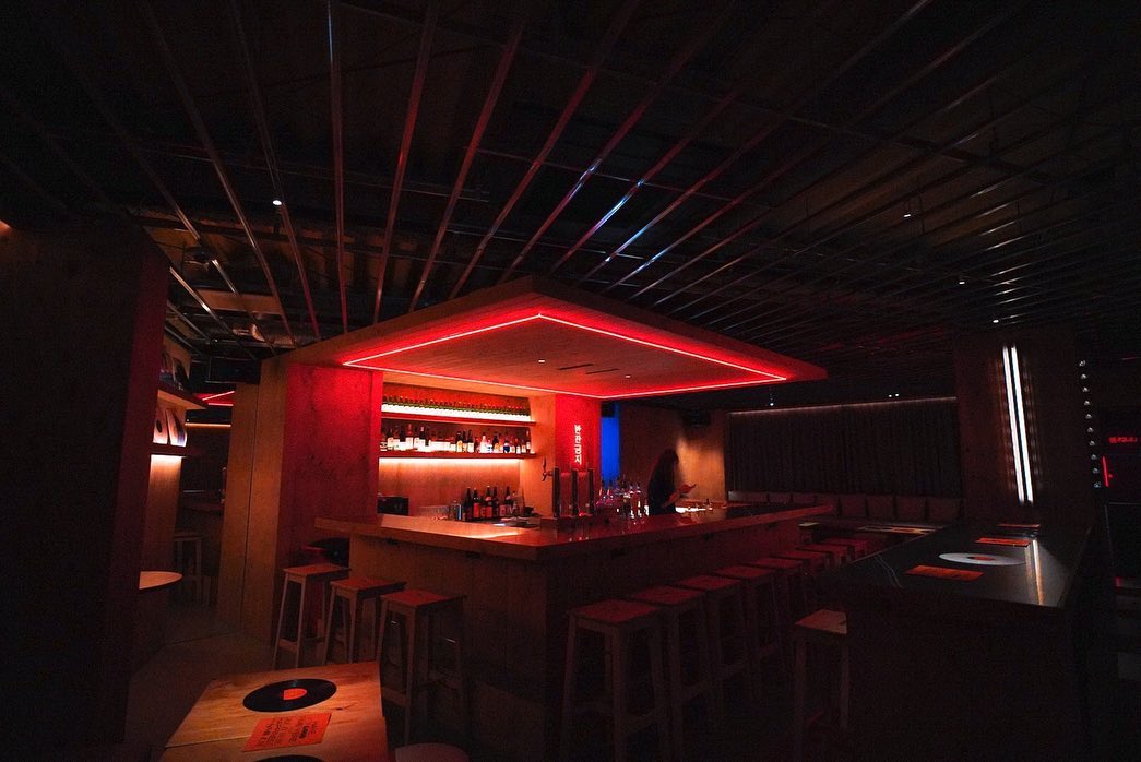 MUSIC BAR SIDE:K（西中洲）店内を彩るハングルネオン
