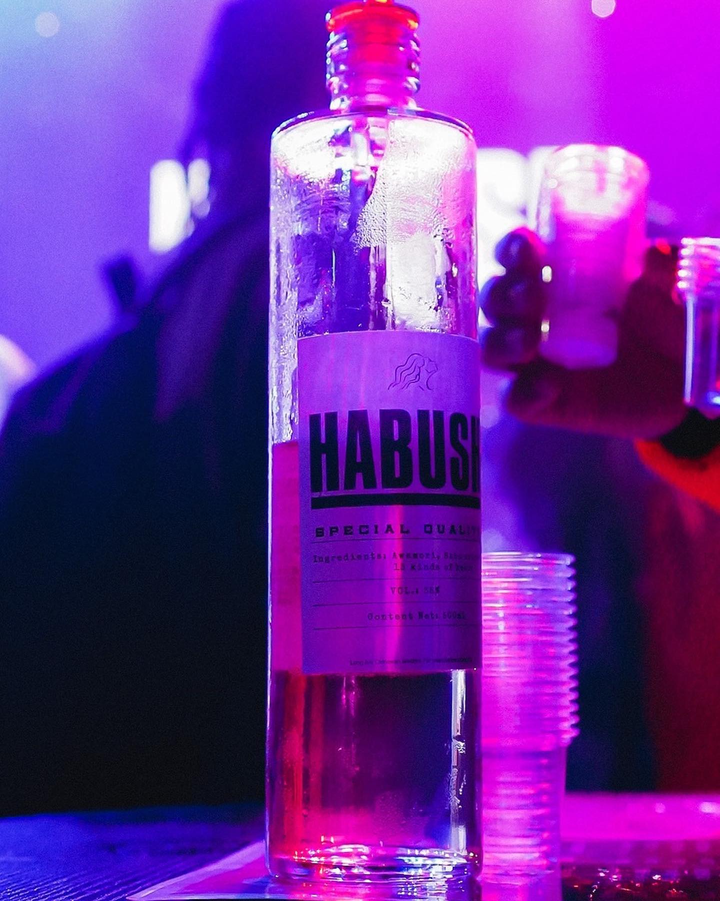 HABUSH(Awichプロデュースのハブ酒ブランド)様のLEDネオンサイン制作事例