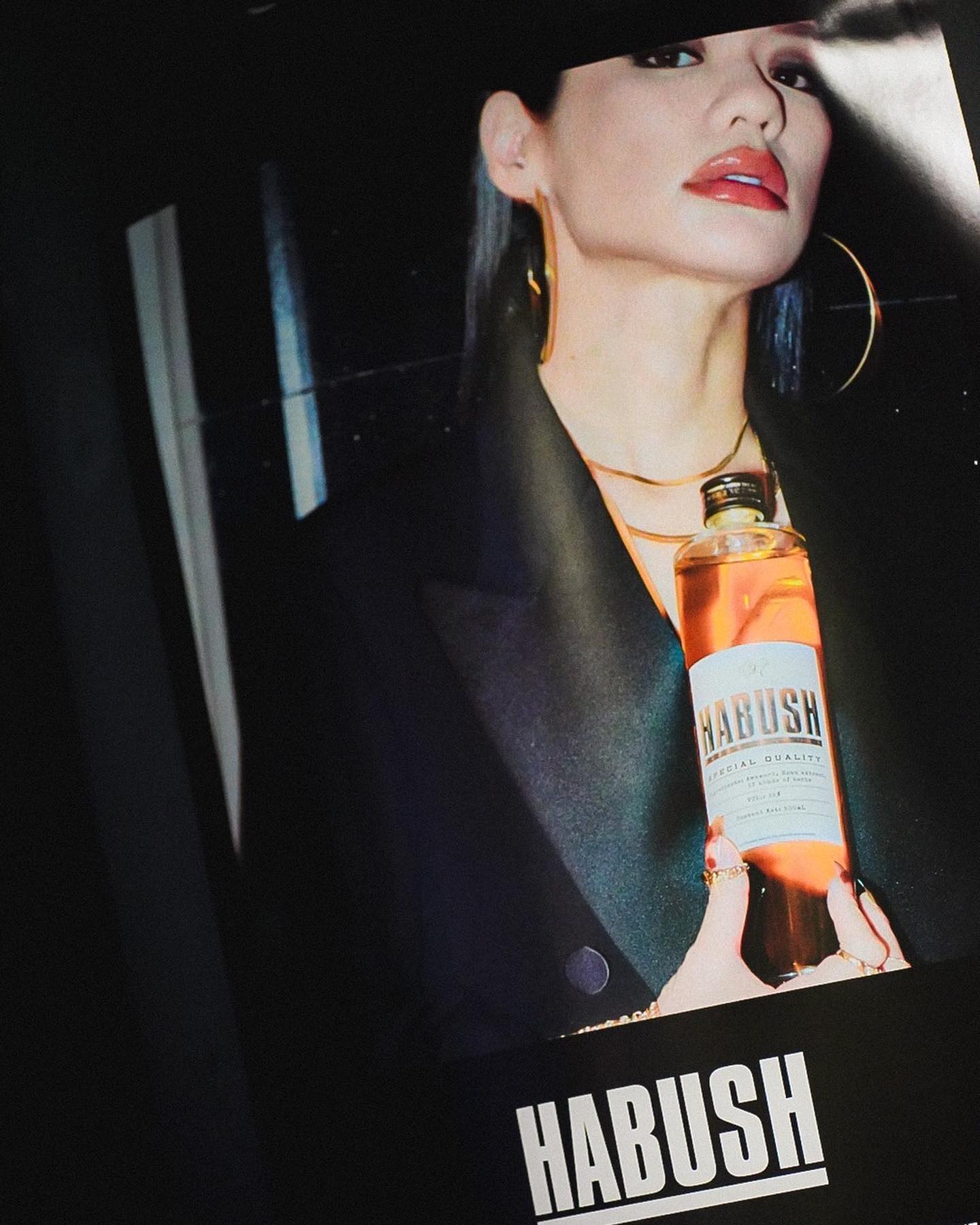 HABUSH(Awichプロデュースのハブ酒ブランド)様のLEDネオンサイン制作事例