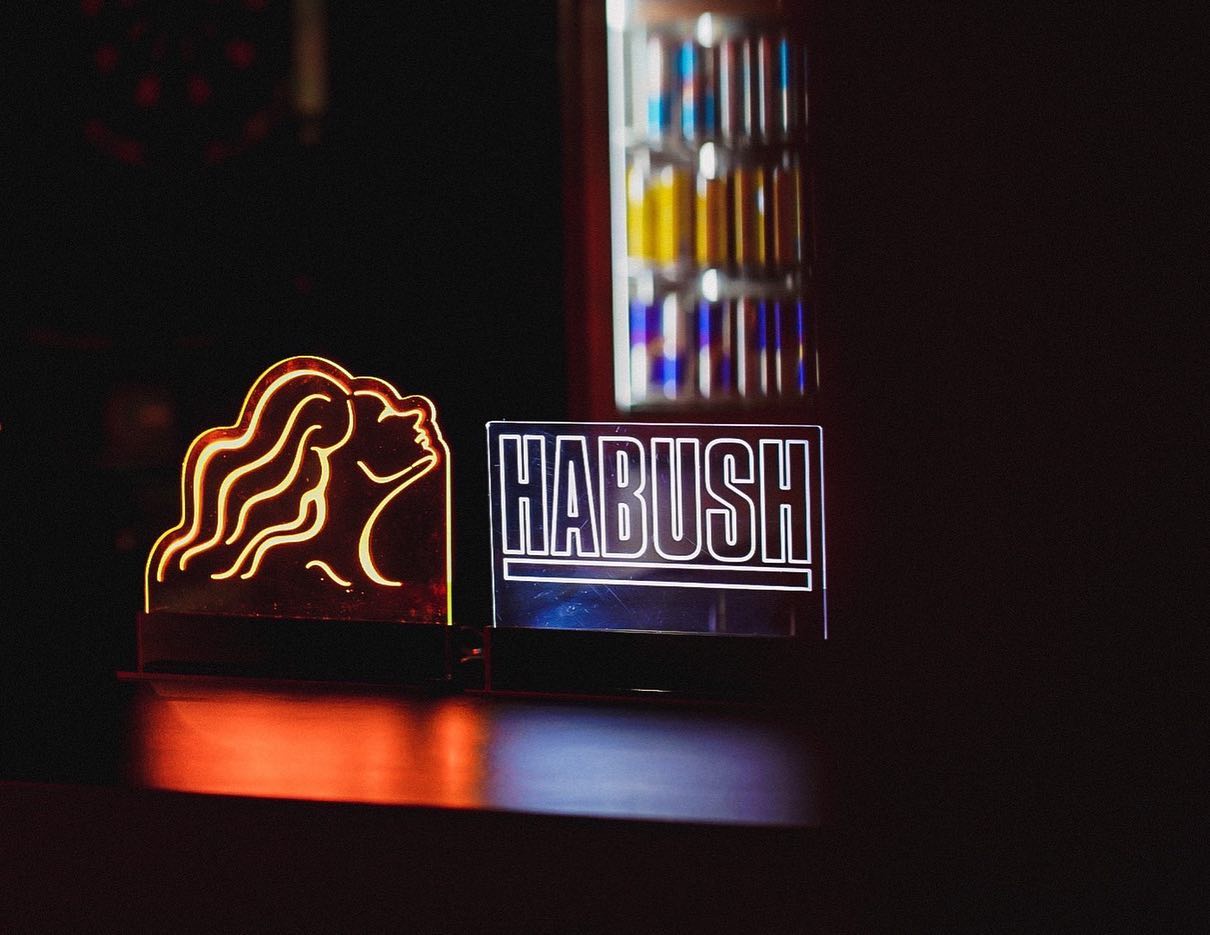 HABUSH（Awichプロデュースのハブ酒）のLEDネオンサイン・アクリル発光ボード制作事例｜飲料ブランド