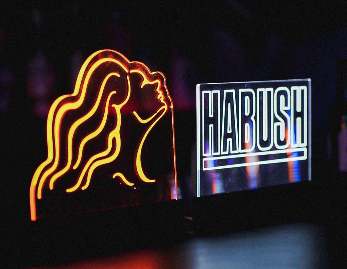 HABUSH（Awichプロデュースのハブ酒）のアクリル発光ボード制作事例