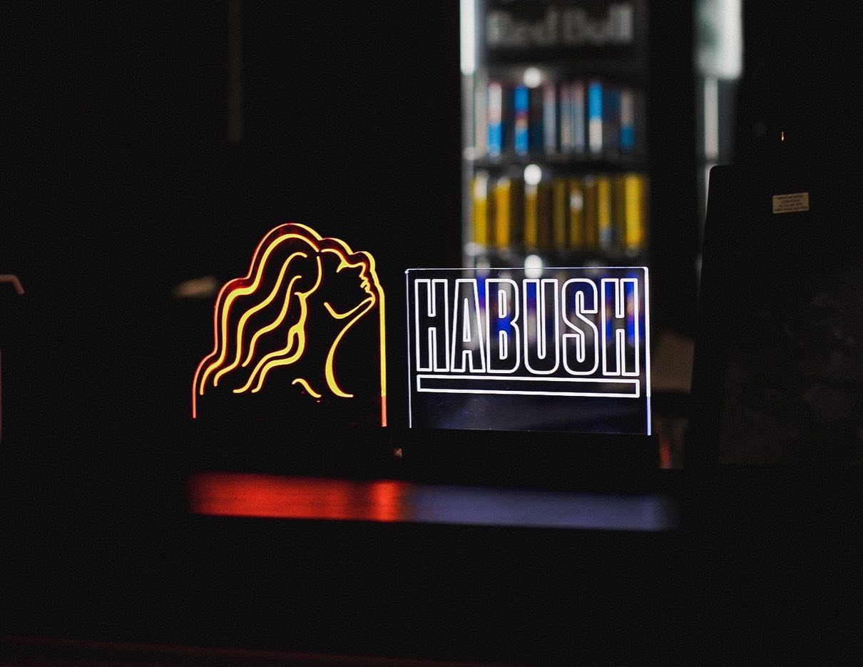 HABUSH（Awichプロデュースのハブ酒）のアクリル発光ボード制作事例