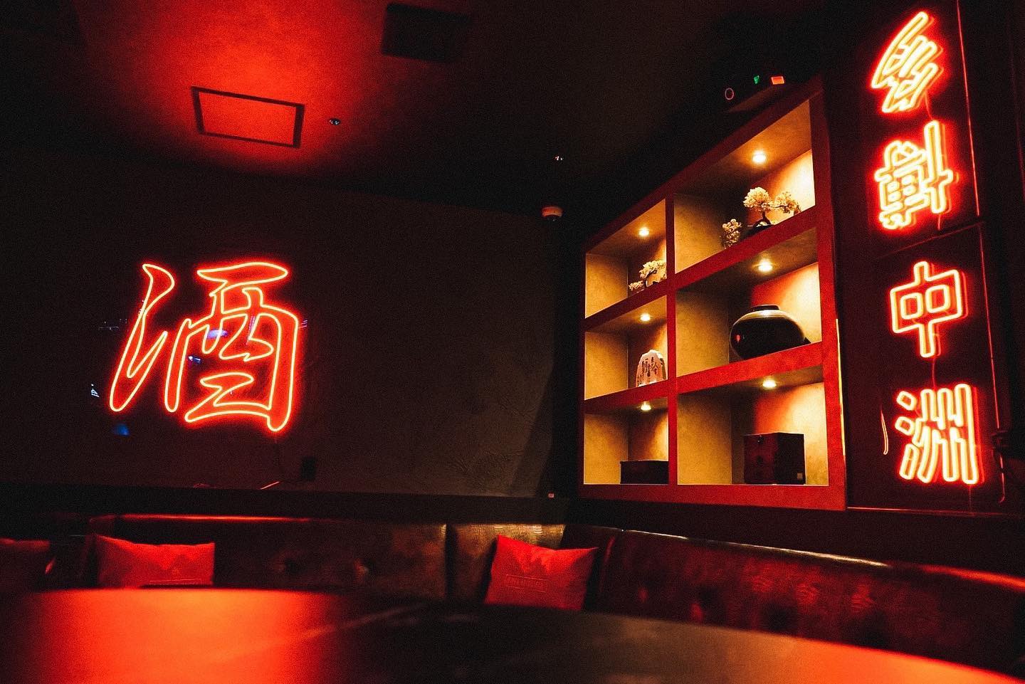 中洲のDJ Bar agaro様のLEDネオンサイン制作事例｜福岡・中洲のDJバー店内ネオン